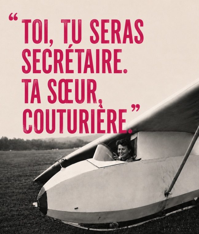 Panneau « Toi, tu seras secrétaire. Ta sœur, couturière. »