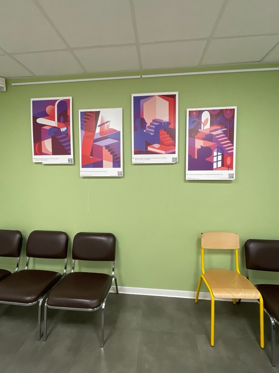 Exposition Tête-à-tête installée dans une salle commune